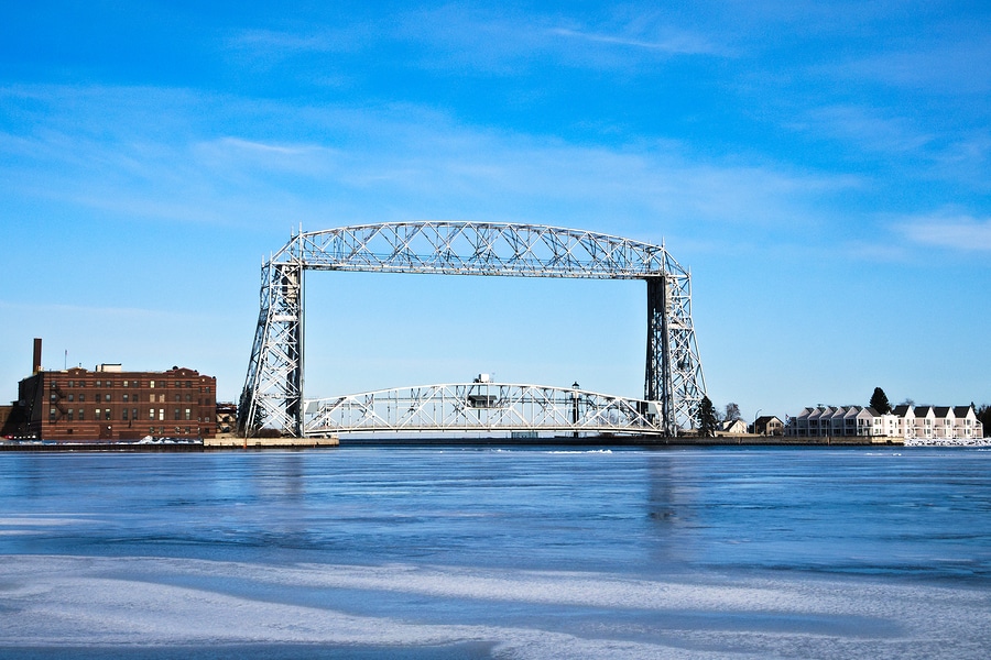 3 great reasond the aerial lift bridg eis worth walking over to canal park